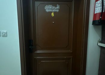 شقة بصالة جلوس وغرفتين نوم 