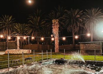 مزرعة بمسطحات خضراء وجلسة خارجية