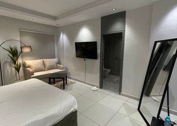 استديو بأثاث مريح وبسيط 