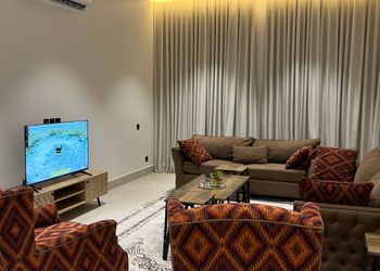 شقة بصالة مريحة وغرفتين نوم 