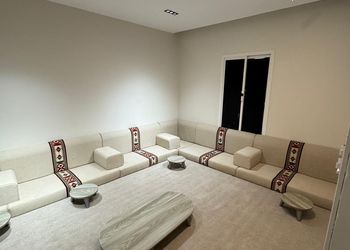 شاليه بمسطح اخضر ومسبح 