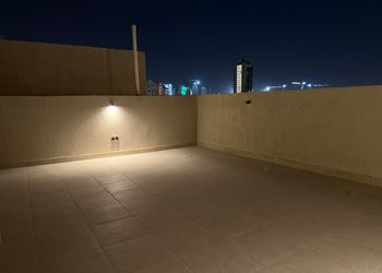 شقة بغرفة معيشة وغرفتين نوم 
