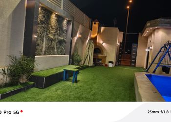 شاليه بمسطح اخضر وجلسة خارجية 