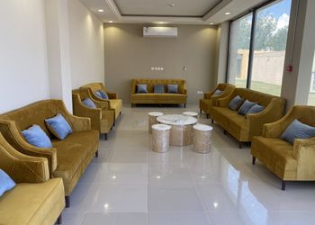 شاليه بمسطح اخضر و مسبح خارجي 