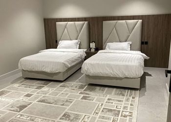 شاليه بمسطح اخضر ومسبح 