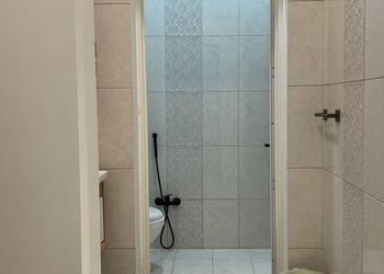 استديو بسرير مريح وتصميم هادئ 