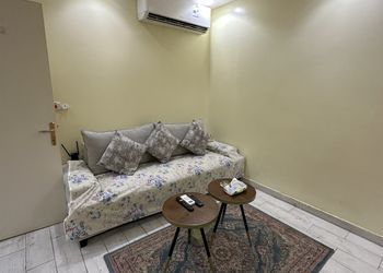 شقة  بصالة جلوس وغرفة نوم