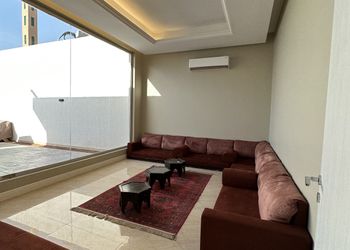 شاليه بجلسة تطل على مسبح خارجي 