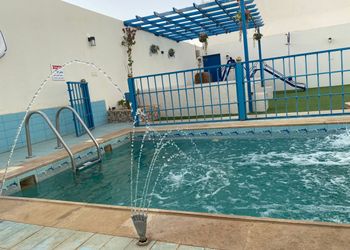 شاليه بمسطح اخضر وجلسة خارجية 