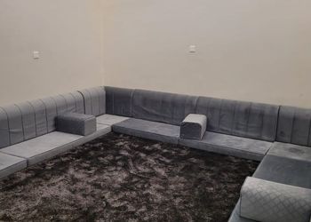 شاليه بجلسة خارجية ومسطح اخضر