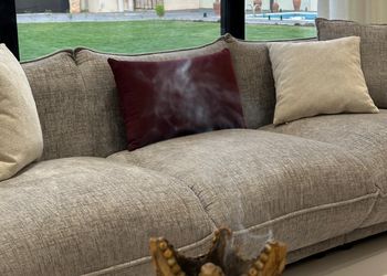 شاليه بمسطح اخضر ومسبح 