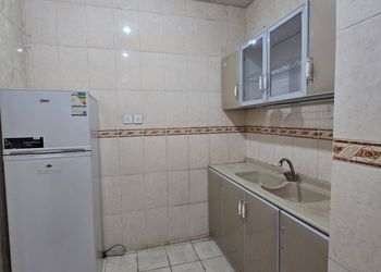شقة بصالة وثلاث غرف نوم