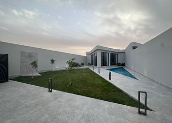 شاليه بمسطح اخضر ومسبح 