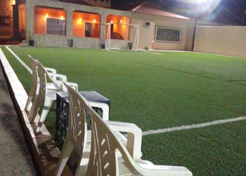 مزرعة بمسطح اخضر وجلسة