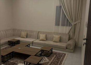 شقة بصالة ومجلس وغرفتين نوم 