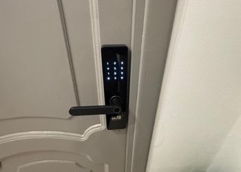 استديو بسرير ماستر وجلسة جانبية