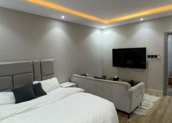 استديو بسرير ماستر وأثاث مريح 