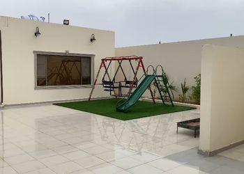 شاليه بجلسة خارجية على المسبح 