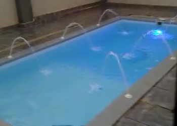 شاليه بمسبح خارجي وجلسة خارجية