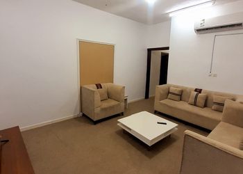 شقة بغرفة معيشة وغرفتين نوم 