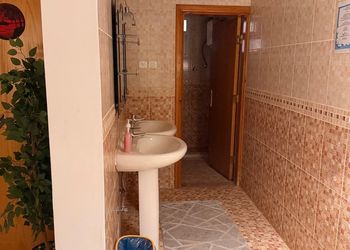 شقة بصالة مريحة وغرفتين نوم 