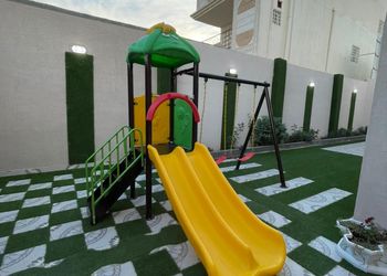 شاليه بجلسة خارجية ومسطح اخضر