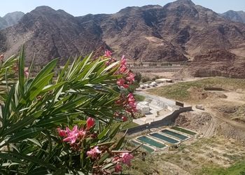 استراحة بإطلالة جبلية ومسطح أخضر