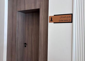 شقة بخمس غرف نوم وصالة