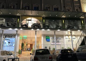 غرفة بسرير ماستر  ودورة مياة 