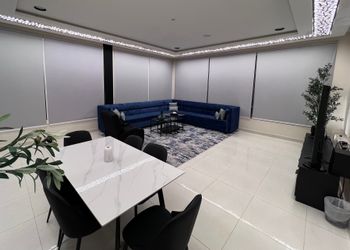 شاليه بمسطح اخضر وجلسة 