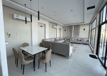 شاليه بمسطح اخضر ومسبح