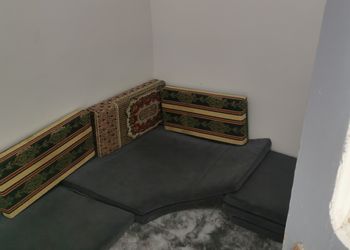 شقة بغرفتين نوم وصالة ومجلس