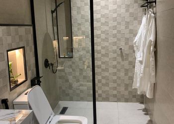شاليه بجلسة تطل على مسبح داخلي 
