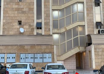 شقة بصالة أنيقة وغرفتين نوم 
