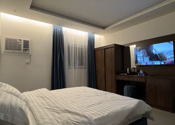 استديو بسرير ماستر وأثاث مريح 