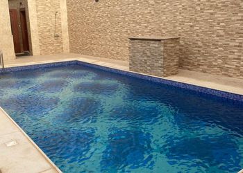استراحة بمسطح اخضر والعاب اطفال