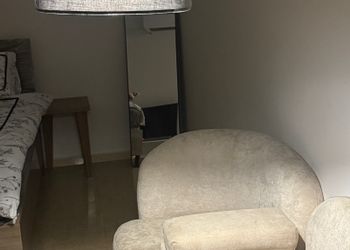 استديو بسرير مريح وأثاث بسيط