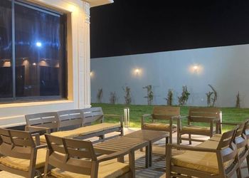 شاليه بجلسة تطل على مسبح خارجي 