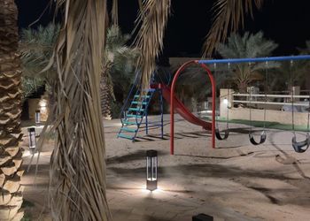 مزرعة بجلسة خارجية واسطبل خيل