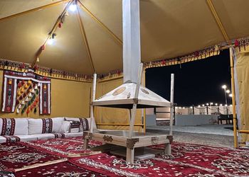 استراحة بجلسة خارجية و اسطبل خيل 