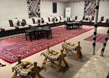 استراحة بجلسات خارجية ومسطح اخضر