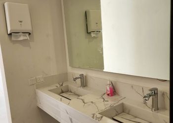استراحة بمسطحات خضراء وملاعب