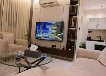 شقة بصالة أنيقة ودخول ذاتي
