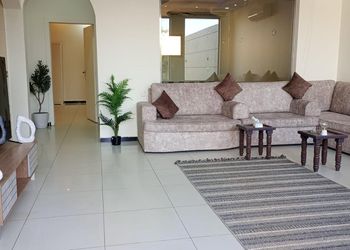شاليه بمسطح اخضر ومسبح 