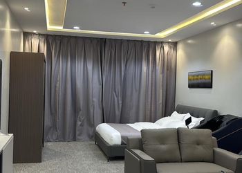 استديو بسرير ماستر وجلسة مريحة 