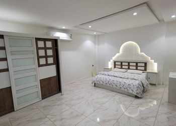 شاليه بمسطح اخضر ومسبح 