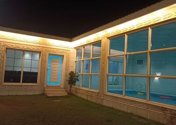 شاليه بمسطح اخضر وجلسة خارجية 