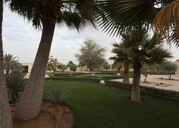استراحة بمجلس وفناء خارجي 