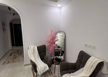 شقة بغرفة معيشة وغرفة نوم