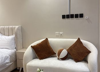 استديو بأثاث مريح وبسيط 